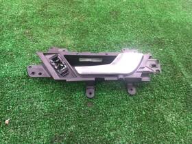 229.au1q06 Audi 2006 A6 Right Passenger Rear Interior Door Handle Silver Black 824382