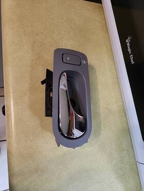 10342330 Buick 2005-09 Lacrosse Rh Front Inner Door Handle With Lock Switch Gray Oem