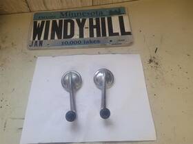 226.gm1s61 Chevrolet 1961 Impala Door Window Cranks Pair