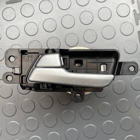 82613-d9000 Kia 2017-2022 Sportage Rear Left Side Interior Door Handle With Bracket Oem
