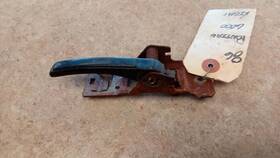 229.gm2l86 Pontiac Passenger Right Inside Door Handle Fits 86 6000