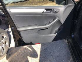 204.vw1h17 Volkswagen Jetta 2017 Front Door Trim Panel 826108